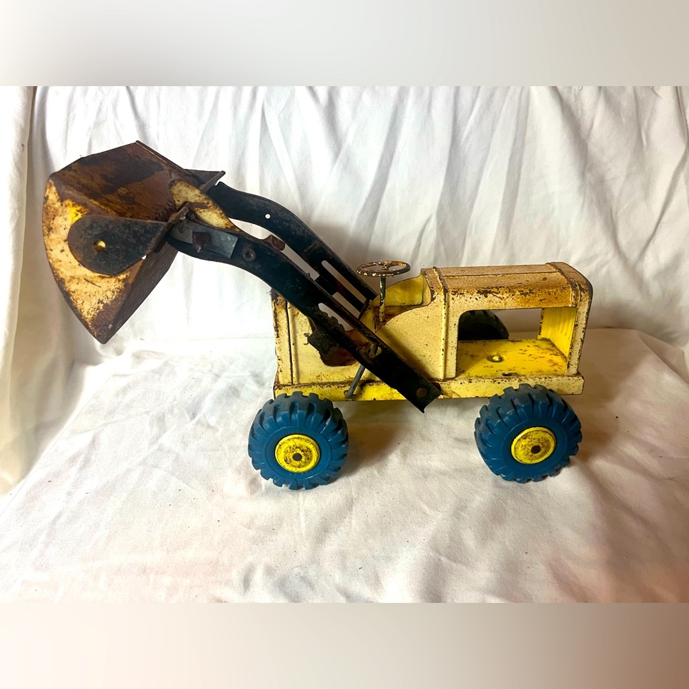Vintage Marx Lumar Hi-Lift Loader Toy Tractor - Yellow-Blue Tires